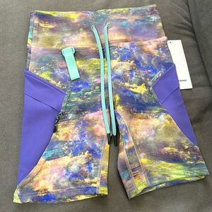 Lululemon Women’s Cargo Super High Rise Hiking Bike Shorts Size 6